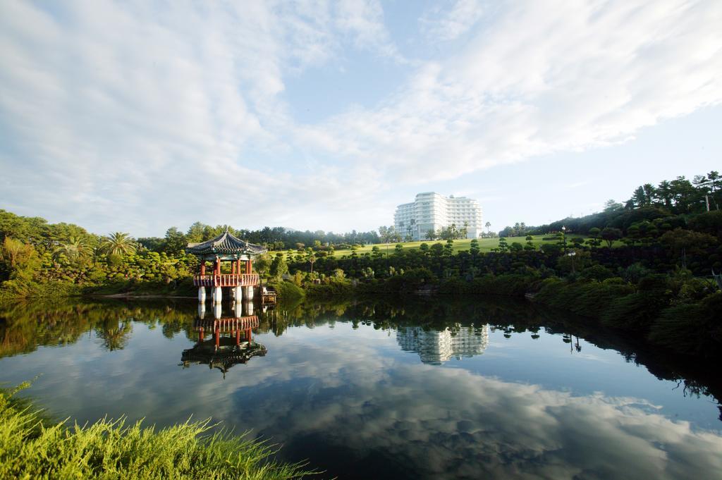 Seogwipo KAL Hotel Eksteriør billede View of the lake at the park