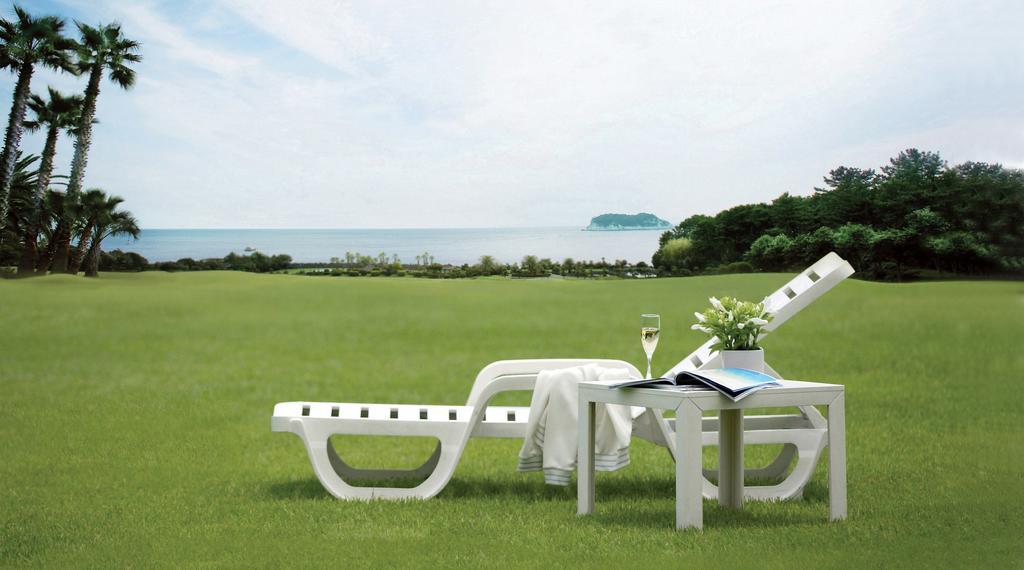 Seogwipo KAL Hotel Eksteriør billede The 1990s saw the introduction of the first plastic furniture.