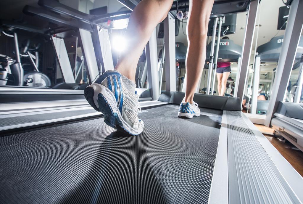 Seogwipo KAL Hotel Eksteriør billede A treadmill in use