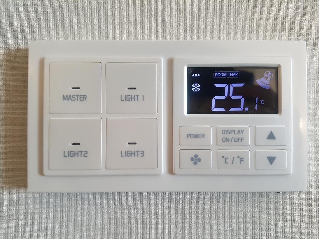 Seogwipo KAL Hotel Værelse billede A smart home light switch
