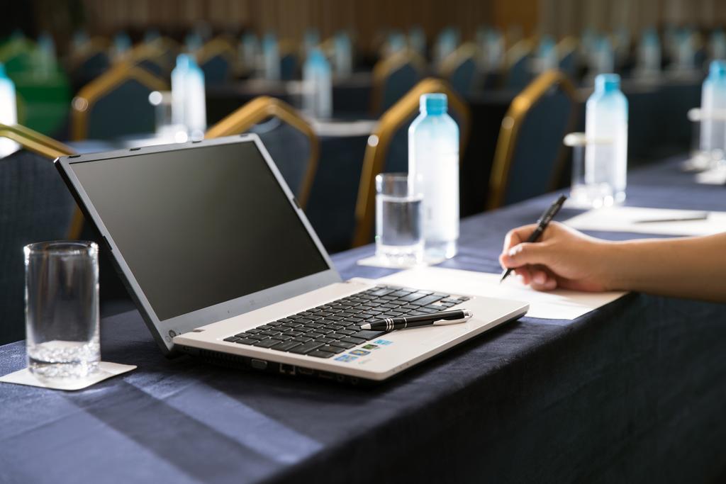 Seogwipo KAL Hotel Eksteriør billede A laptop at a conference