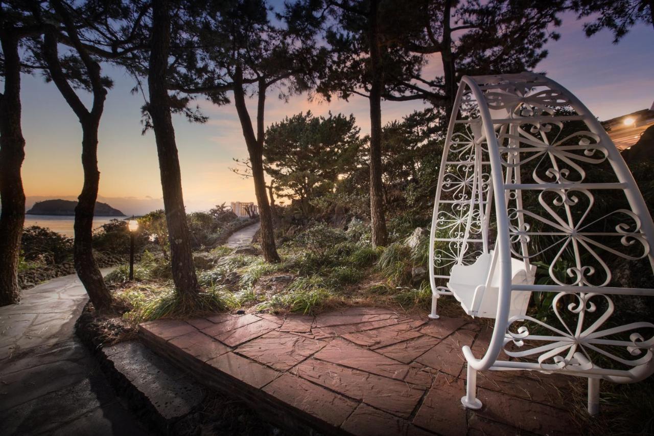 Seogwipo KAL Hotel Eksteriør billede The "Swing of Love"