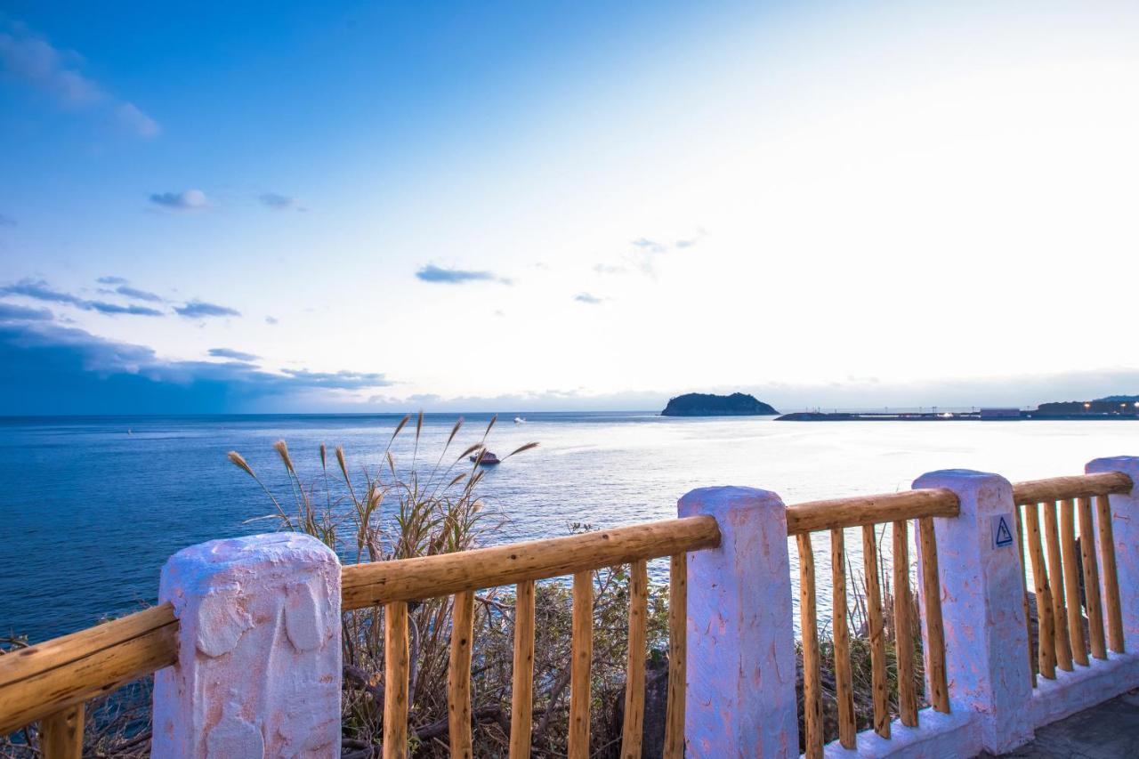 Seogwipo KAL Hotel Eksteriør billede View of the lake from the shore of the town of Ibatín